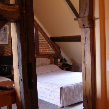 Logis Auberge À La Tête De Lard La Ferté-Imbault Exterior foto